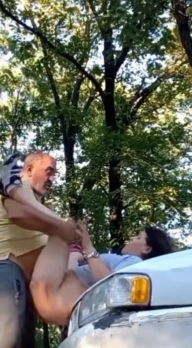 Dayı kaputta bacak omuza