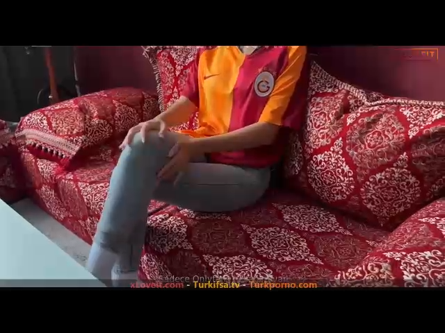 Selin sude galatasaray formasını giymiş dildosuna oturuyor